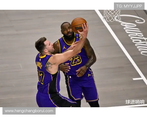 湖人逆转勇士 詹姆斯关键时刻连得十分带队完成惊天逆袭