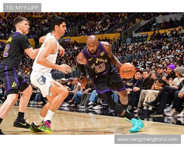 湖人队迎战勇士取得关键胜利 詹姆斯发挥关键带队挺进季后赛